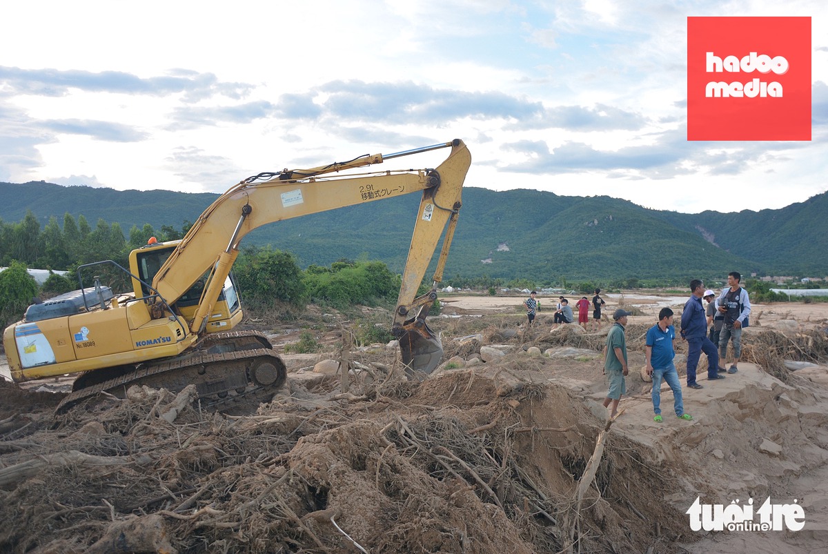 Vụ vỡ đập tạo ra "quả bom nước" quét qua khu dân cư bên dưới đập - Ảnh: ĐỨC TRONG