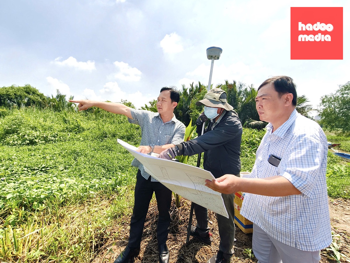 Cán bộ phường Bình Trưng (TP.HCM) khảo sát thực địa dự án xây dựng Khu thể thao Rạch Chiếc - Ảnh: TRÍ ĐỨC