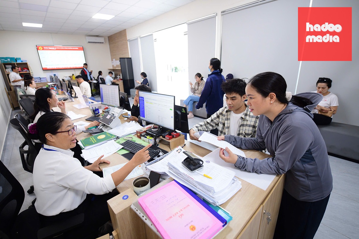 Người dân làm thủ tục hành chính tại Trung tâm phục vụ hành chính công phường An Khánh, TP.HCM sáng 15-6 - Ảnh: QUANG ĐỊNH