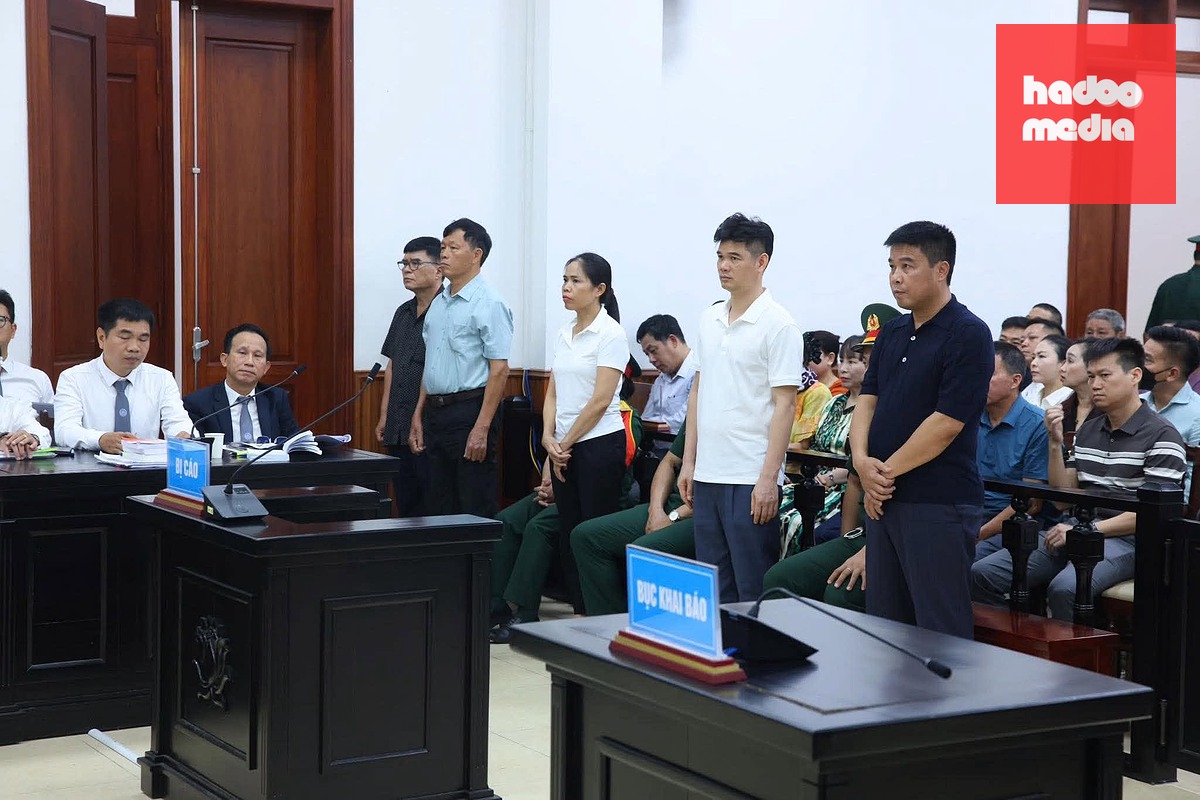 Các bị cáo tại phiên tòa - Ảnh: GIANG LONG