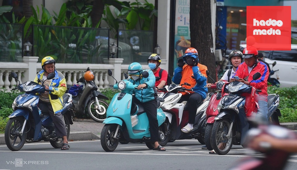 Tài xế các hãng xe công nghệ trên đường phố TP HCM. Ảnh: Thanh Tùng