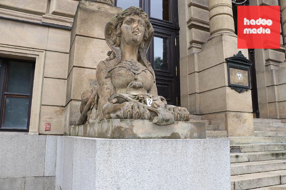 Autorem sfing na Rudolfinu, které poničil vandal, byl významný sochař Bohuslav Schnirch (1845–1901))