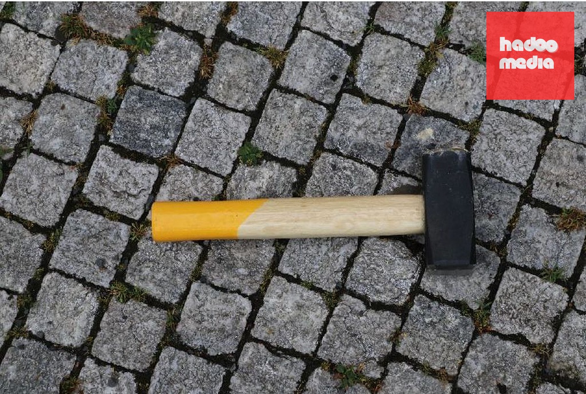 Muž podle policie udeřil do soch zhruba dvacetkrát kladivem
