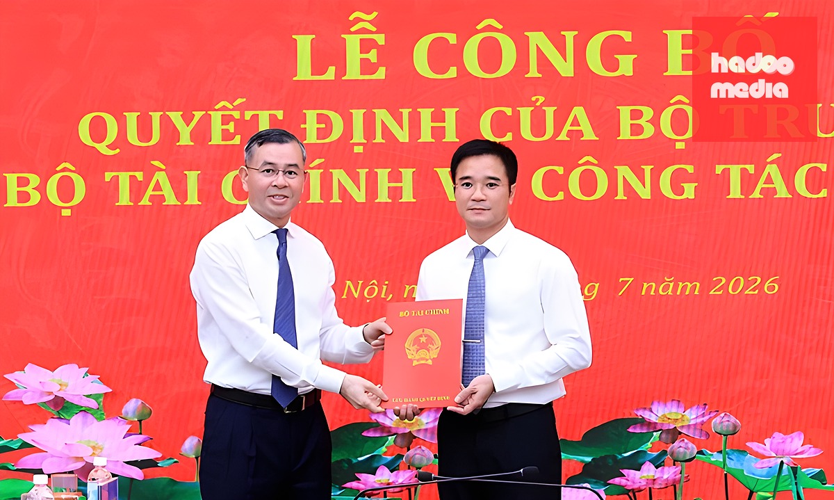 Bộ trưởng Tài chính Ngô Văn Tuấn trao quyết định bổ nhiệm cho ông Vũ Cao Sơn (bên phải). Ảnh: MOF