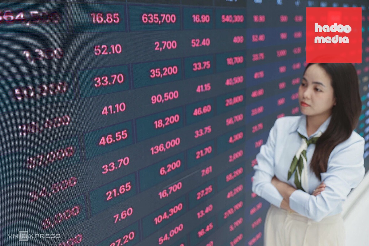 Nhà đầu tư đang quan sát bảng giá tại một công ty chứng khoán ở TP HCM, tháng 4/2026. Ảnh: Quỳnh Trần