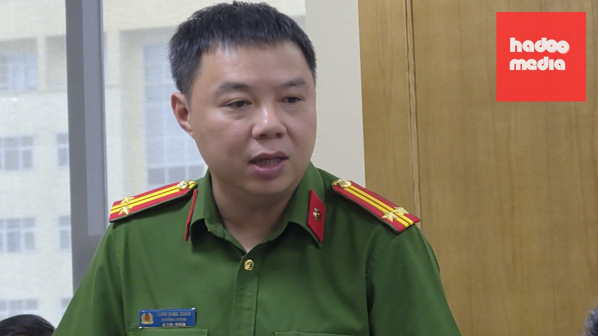 Trung tá Tống Đình Xuân - Trưởng Phòng Cảnh sát kinh tế, Công an tỉnh Thanh Hóa - trao đổi thông tin về vụ án - Ảnh: HÀ ĐỒNG
