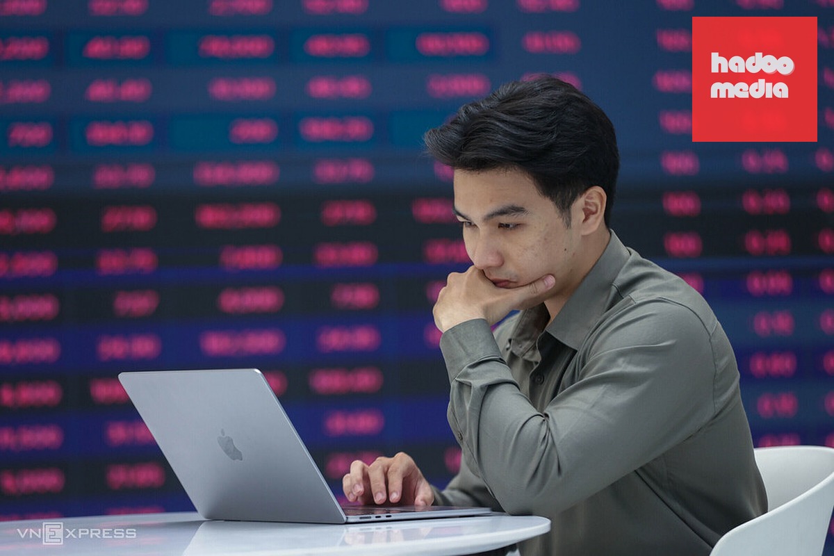 Nhà đầu tư đang theo dõi thị trường chứng khoán, tháng 4/2026. Ảnh: Quỳnh Trần