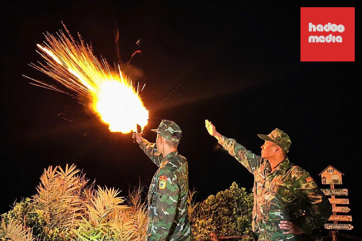 Đồn Biên phòng Cô Tô phát tín hiệu pháo hiệu cảnh báo, phối hợp cùng chính quyền rà soát, kiểm đếm phương tiện. Ảnh: Thu Báu