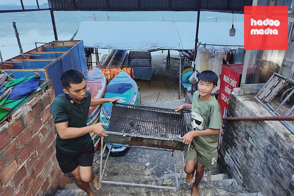 Người dân ở bãi biển Hồng Vàn, đặc khu Cô Tô thu dọn tài sản trước khi bão về. Ảnh: Thu Báu