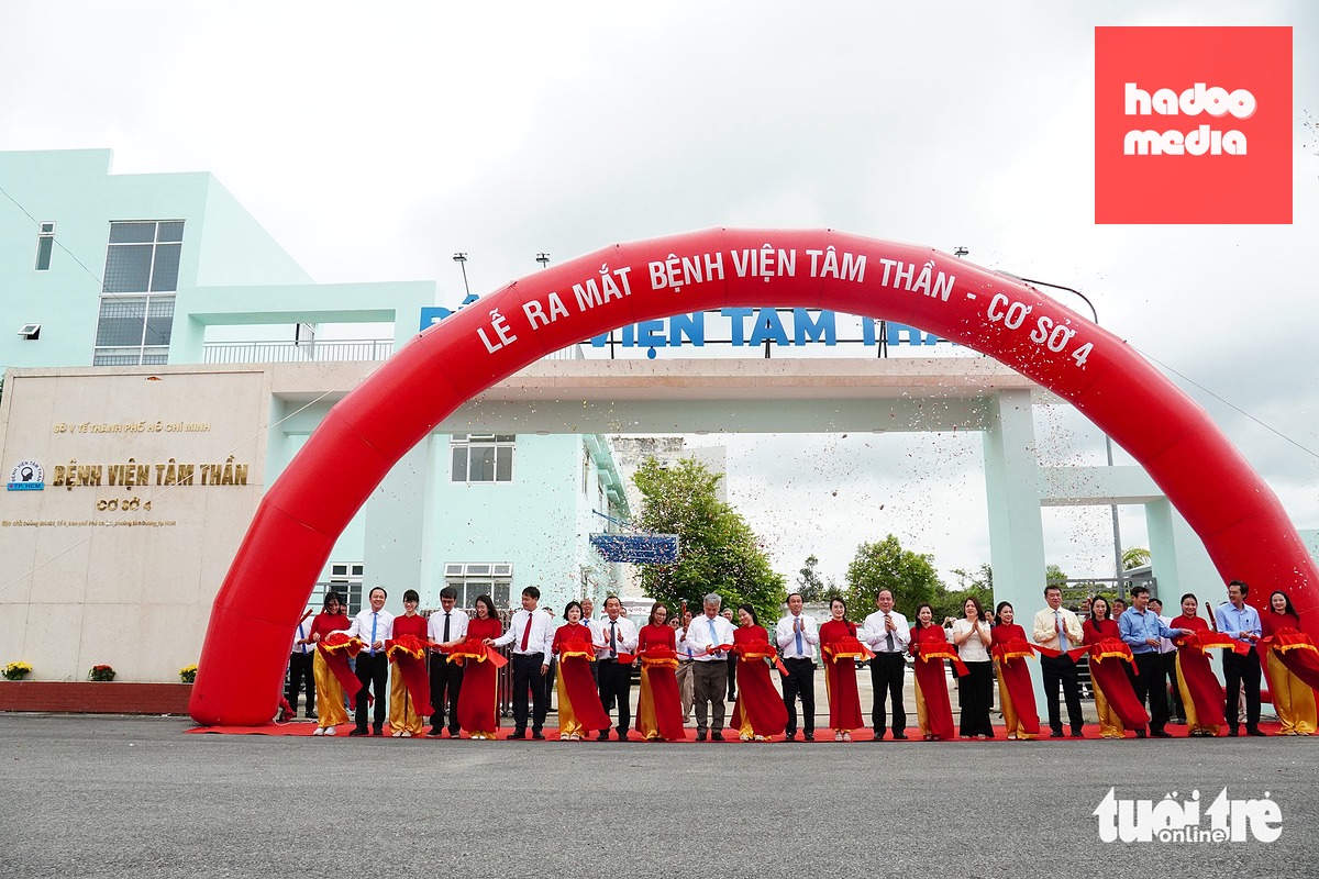 Sự kiện Bệnh viện Tâm thần TP.HCM cơ sở 4 chính thức đi vào hoạt động có ý nghĩa đặc biệt đối với ngành y tế TP.HCM sau hợp nhất, bởi lần đầu tiên người dân khu vực Bình Dương có một bệnh viện chuyên khoa tâm thần được đầu tư bài bản, với đội ngũ bác sĩ chuyên khoa giàu kinh nghiệm, sẵn sàng chăm sóc, điều trị và phục hồi sức khỏe tâm thần ngay tại địa phương - Ảnh: XUÂN MAI