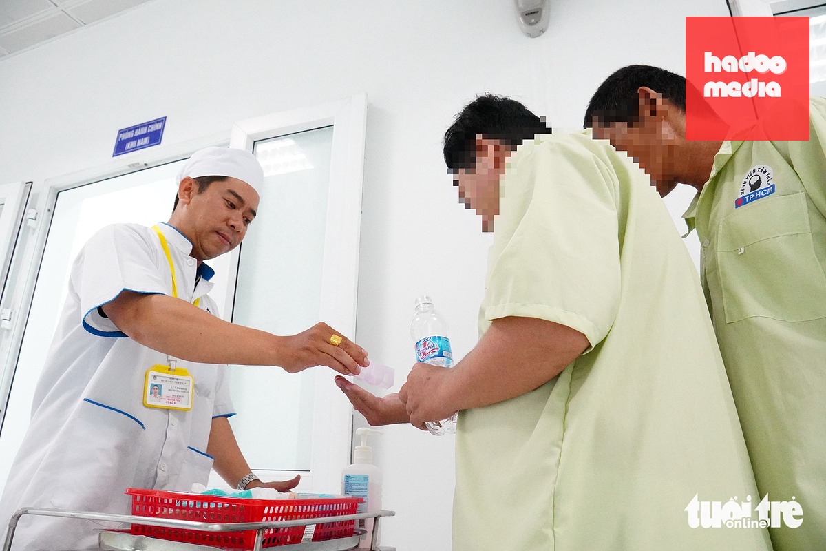 Nhân viên y tế Bệnh viện Tâm thần TP.HCM phát thuốc cho bệnh nhân đang điều trị tại cơ sở 4 - Ảnh: XUÂN MAI