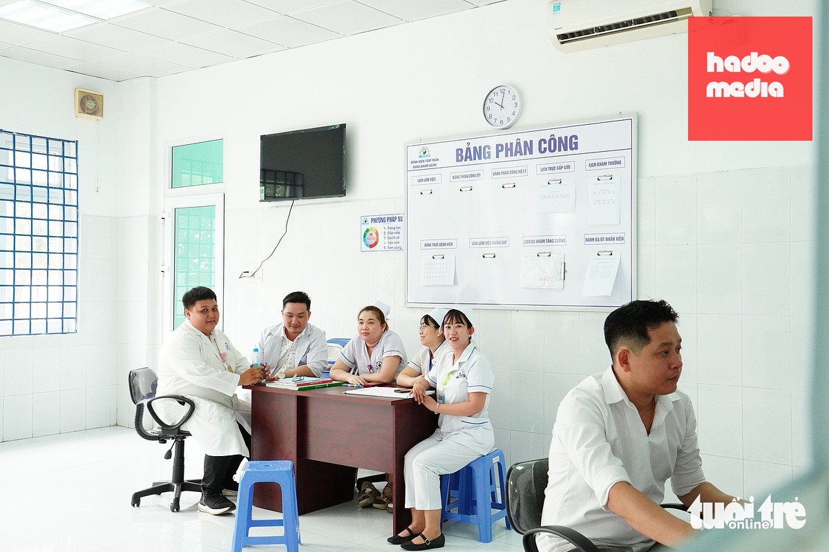 Trong giai đoạn đầu sẽ có 48 nhân viên y tế Bệnh viện Tâm thần TP.HCM được bố trí làm việc tại cơ sở 4. Đặc biệt, có 13 bác sĩ chuyên khoa tâm thần giàu kinh nghiệm trực tiếp tham gia công tác khám bệnh, điều trị và quản lý người bệnh tại cơ sở này. - Ảnh: XUÂN MAI