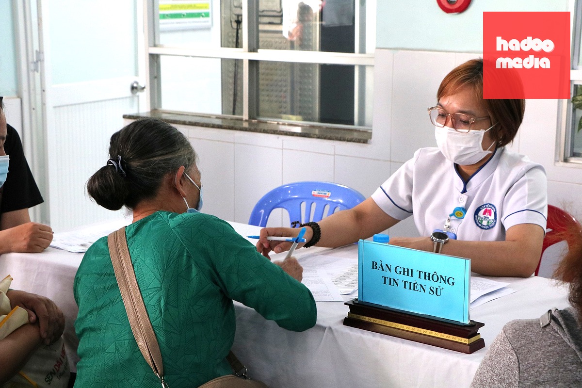 Người dân TP.HCM thăm khám sức khỏe miễn phí tại trạm y tế - Ảnh: THU HIẾN