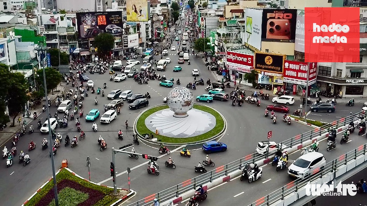 Vòng xoay Lăng Cha Cả sau chỉnh trang nổi bật với biểu tượng chim Lạc ngẩng cao đầu - Ảnh: HỮU DUY