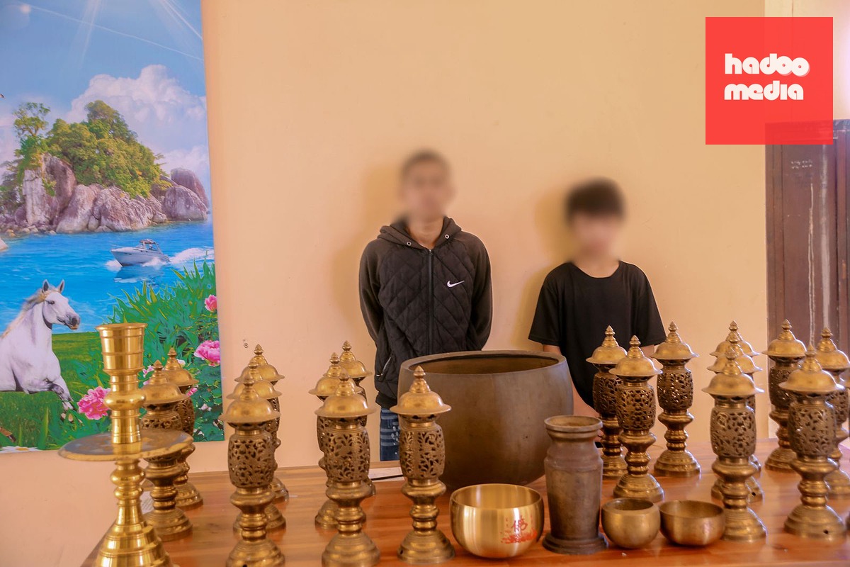 Nghi phạm thực hiện vụ trộm chuông chùa Bửu Thanh bị bắt, cùng nhiều tang vật của những vụ trộm khác - Ảnh: Công an Quảng Ngãi