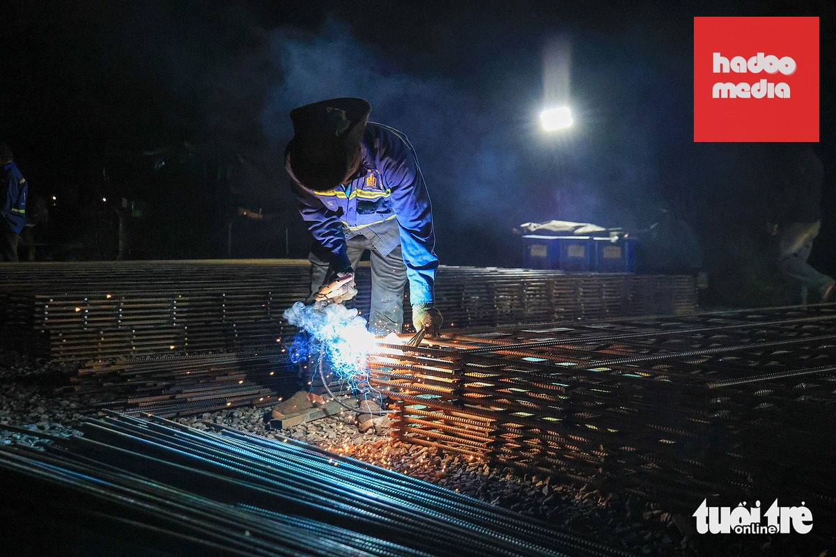 Các tổ thi công bám công trường để tiến độ dự án được nâng lên - Ảnh: M.V.