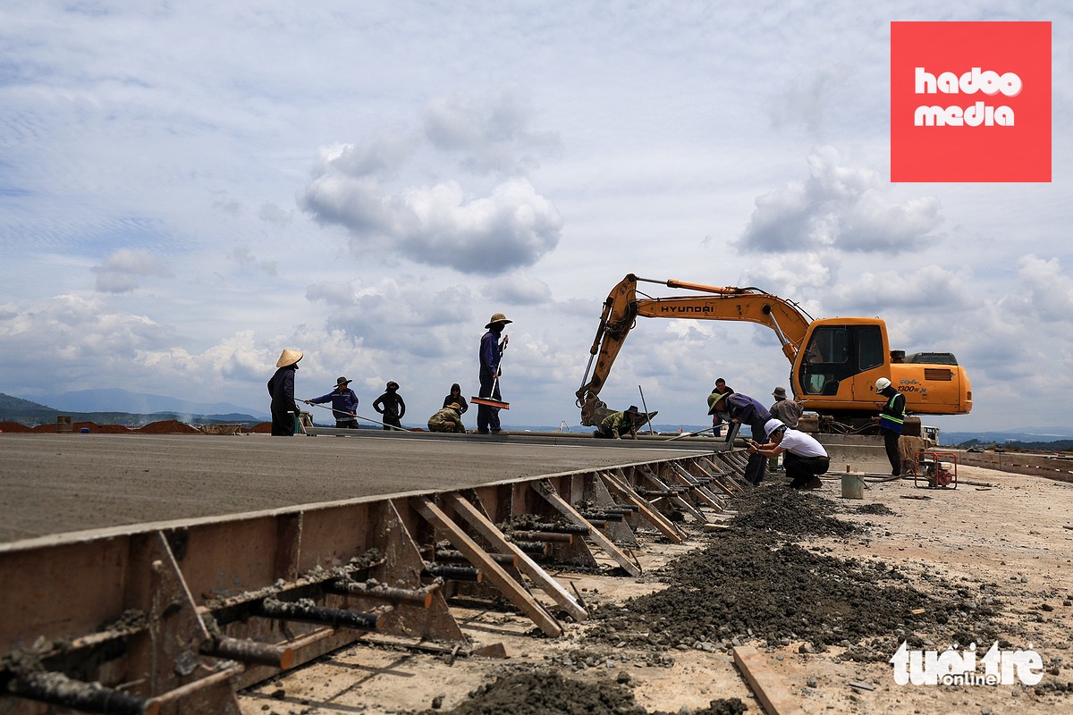 Độ phẳng trên đường lăn khi thi công được kỹ thuật viên bám sát và theo dõi kỹ càng - Ảnh: M.V.