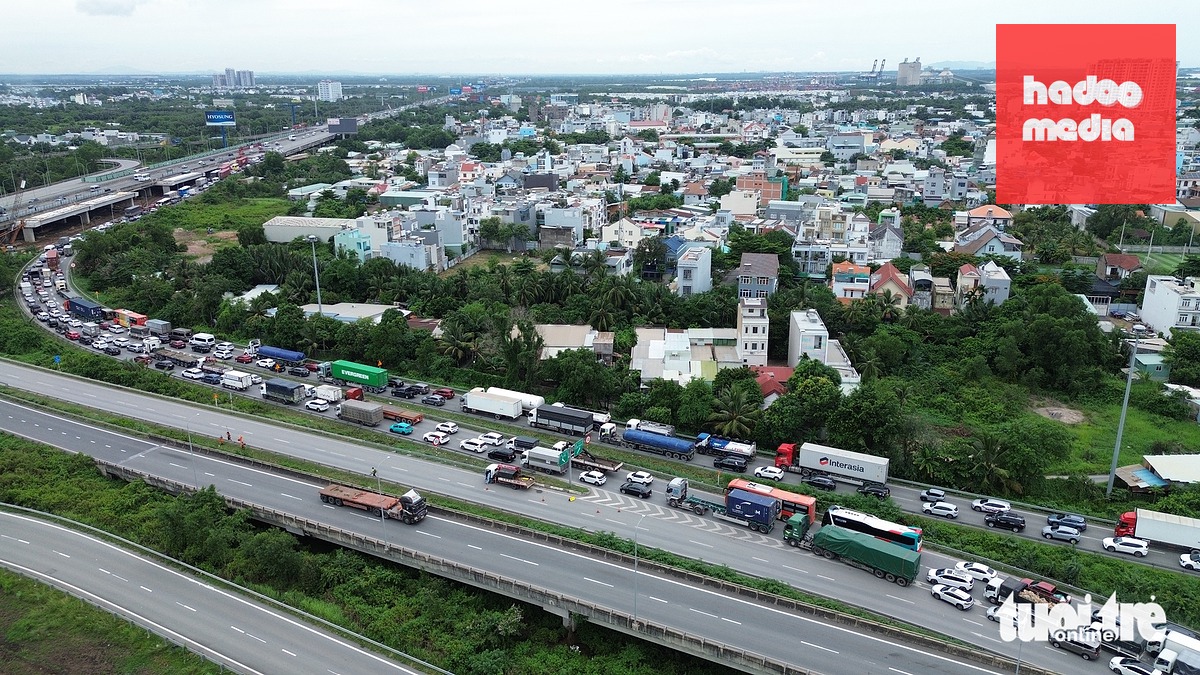 Dòng xe "rồng rắn" chờ lên cao tốc TP.HCM - Long Thành - Dầu Giây khi bị chặn tại nút giao vòng xoay Phú Hữu ngày 4-7 - Ảnh: MINH HÒA
