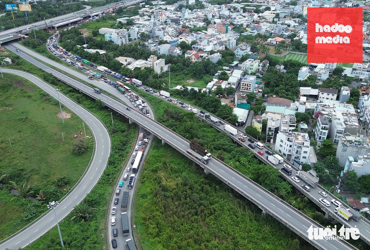 Do cao tốc ùn ứ nên ảnh hưởng kéo dài xuống đường dẫn và đường Võ Chí Công - Ảnh: MINH HÒA