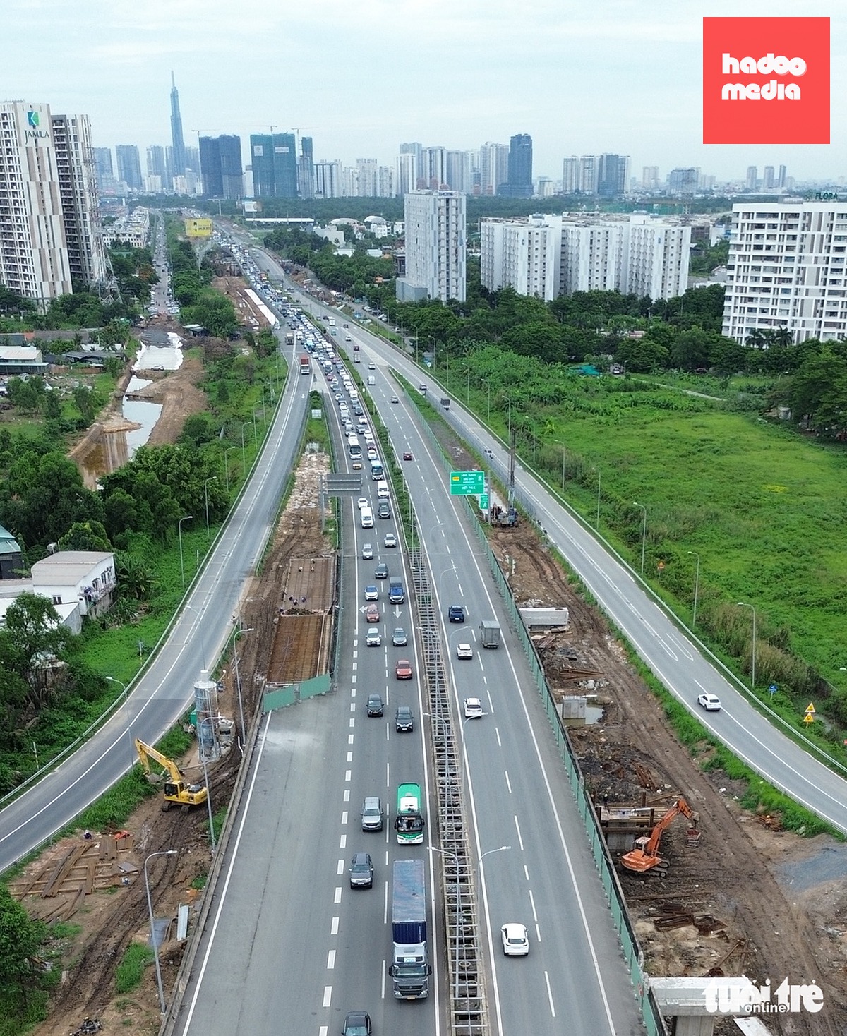 Dòng xe ùn ứ kéo dài từ nút giao An Phú hướng từ cầu Long Thành - Ảnh: MINH HÒA