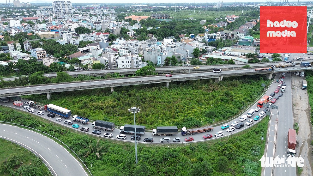 Dòng xe "chôn chân" tại đường dẫn cao tốc đoạn ngay vòng xoay Phú Hữu - Ảnh: MINH HÒA