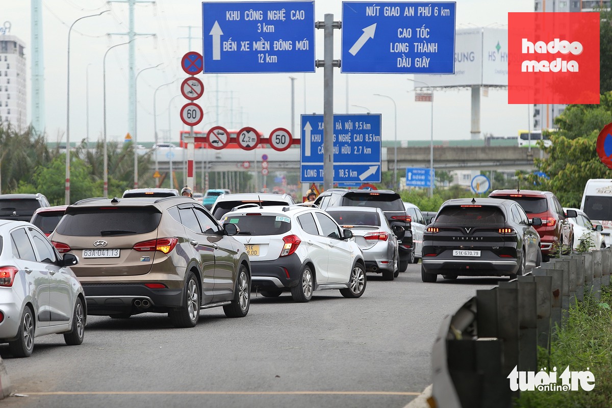 Nhiều ô tô hướng lên cao tốc bị gián đoạn do cao tốc đang ùn ứ - Ảnh: MINH HÒA