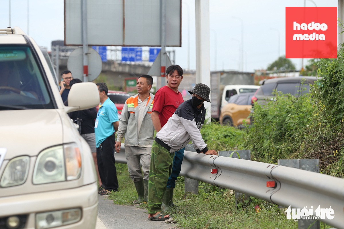 Nhiều tài xế khác cùng cảnh ngộ khi chờ lên cao tốc - Ảnh: MINH HÒA