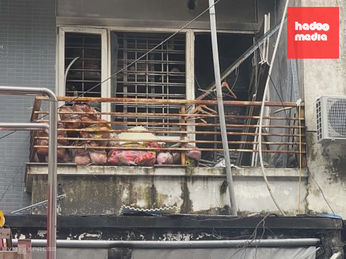 Tầng 2 ngôi nhà cháy chứa đầy đồ nội thất, xếp tràn ra cả ban công. Ảnh: Việt An