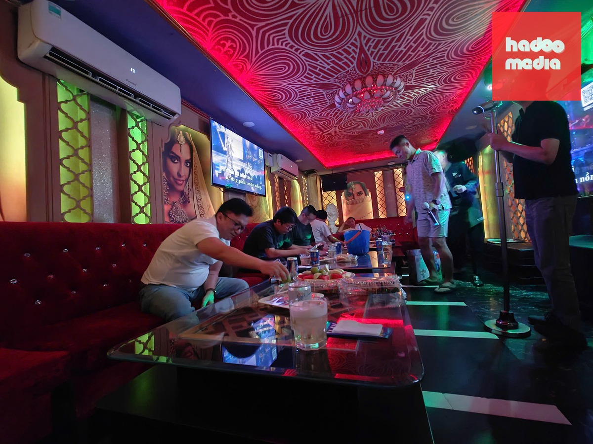 Khách hát tại một cơ sở kinh doanh dịch vụ karaoke ở TP.HCM - Ảnh: ĐỨC THIỆN