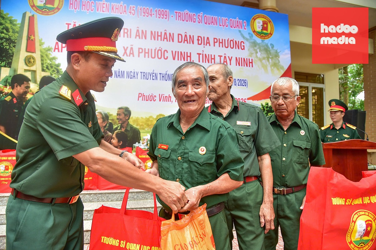 Đại tá Nguyễn Ngọc Kiên, Phó Tham mưu trưởng Quân khu 7 trao quà cho cựu chiến binh, người dân tại xã Phước Vinh, tỉnh Tây Ninh