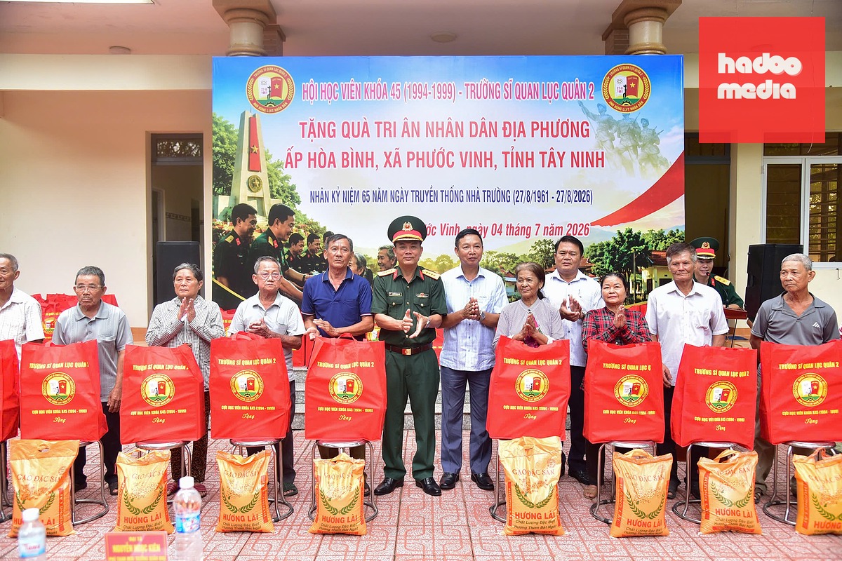 Hội Cựu học viên khóa K45, Trường sĩ quan Lục quân 2 trao tặng 100 phần quà cho các đối tượng chính sách, hộ dân có hoàn cảnh khó khăn tại xã Phước Vinh, tỉnh Tây Ninh