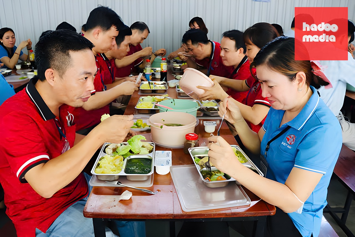 Từ ngày 1-7, khoản tiền ăn trưa, ăn giữa ca mà doanh nghiiệp chi cho người lao động được miễn tính thuế thu nhập cá nhân tới 1,2 triệu đồng/người/tháng - Ảnh: CTV
