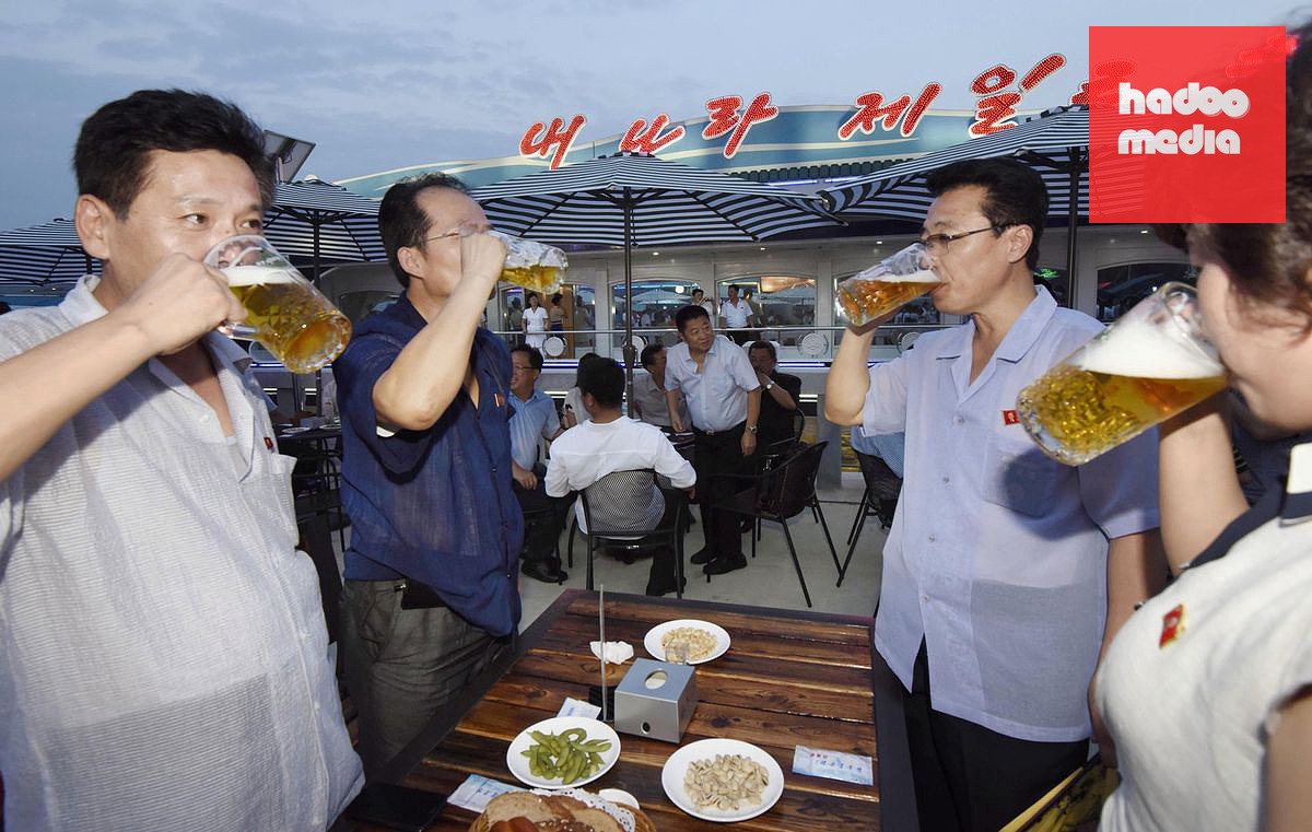 Sevrokorejci pijí pivo.