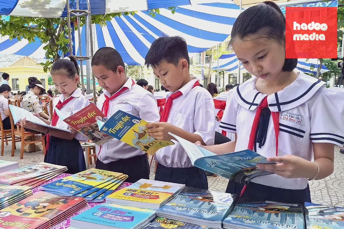 Học sinh Hòa Vang trong ngày công bố chính sách miễn phí sách giáo khoa. Ảnh: Hồ Đệ