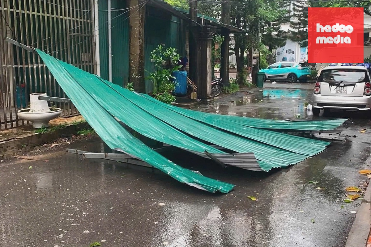 Mái tôn đổ sập vì bão ở đường Đông Trì, phường Móng Cái 1. Ảnh: Nguyễn Hậu