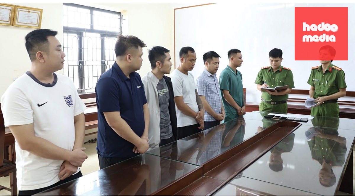 Những người có liên quan tham gia đường dây cá độ 900 tỉ đồng - Ảnh: LÊ PHƯỢNG