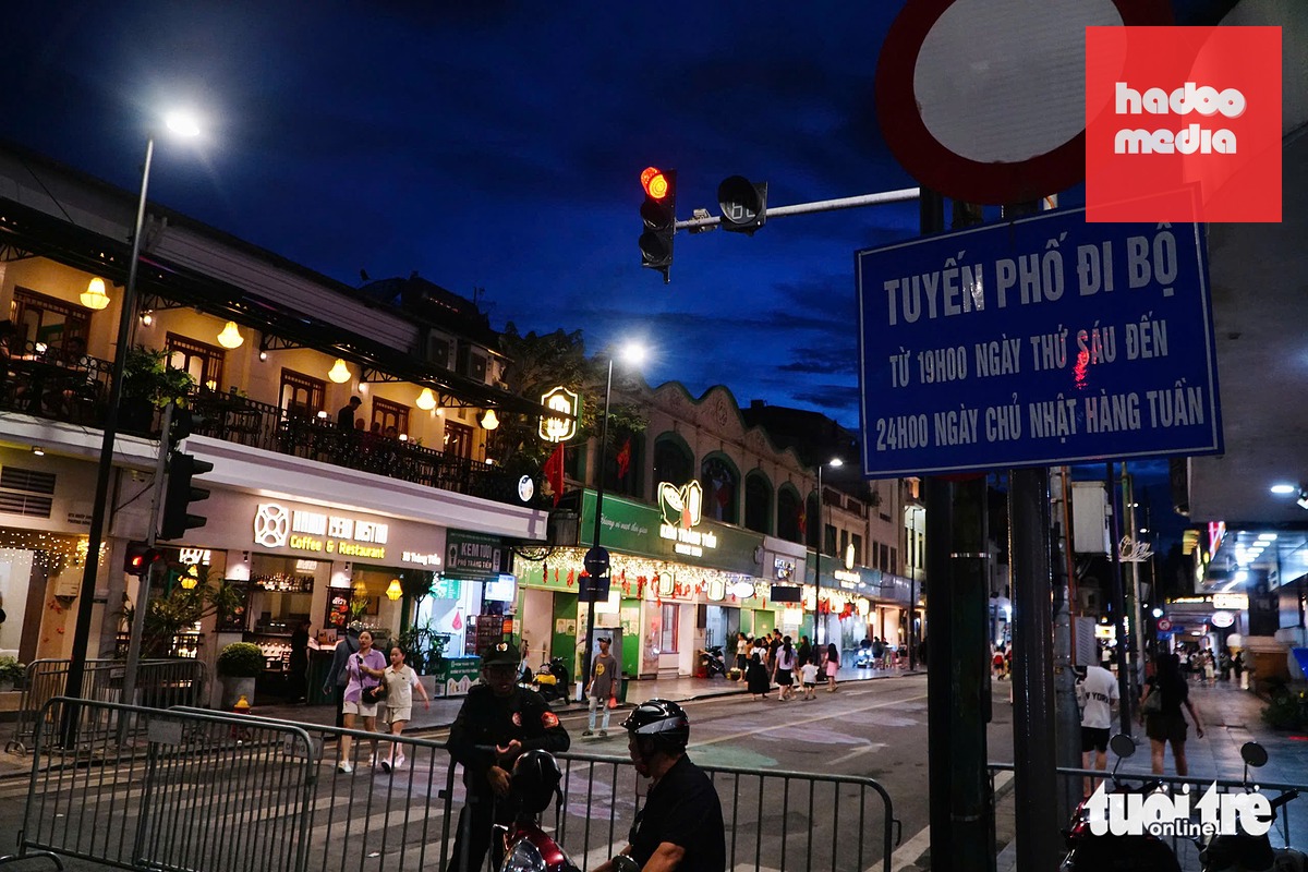 Hà Nội tận dụng không gian phố đi bộ đã có từ trước đó để triển khai thí điểm vùng phát thải thấp trong giai đoạn 1 - Ảnh: PHẠM TUẤN