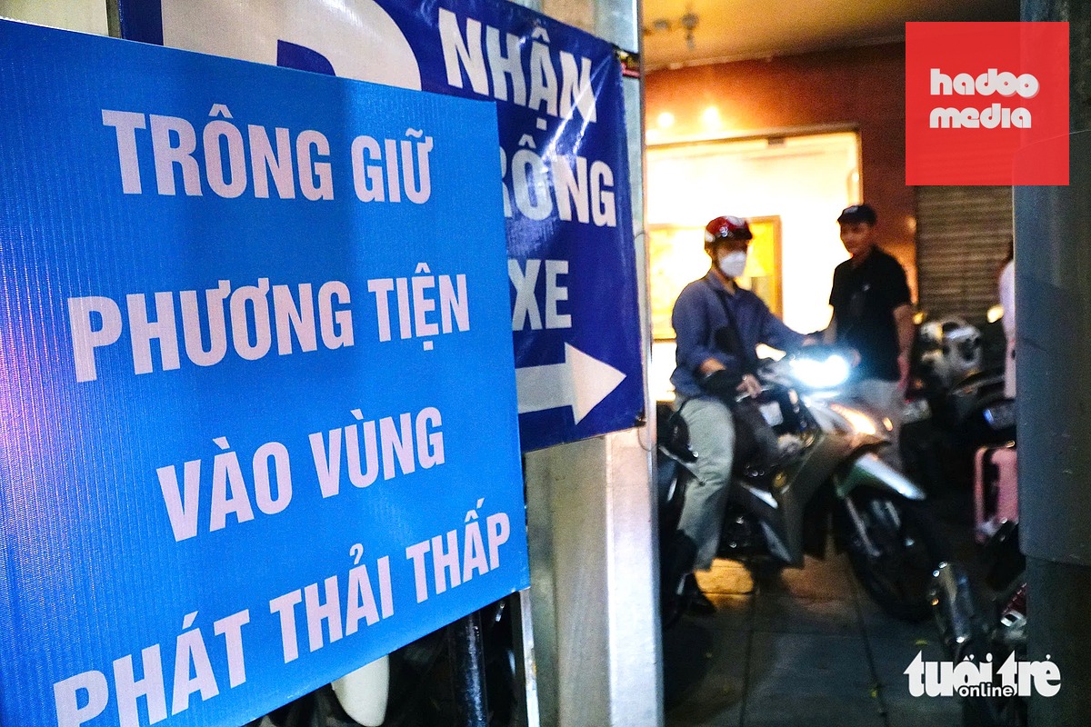 Các điểm trông giữ xe được bố trí quanh khu vực phát thải thấp - Ảnh: PHẠM TUẤN