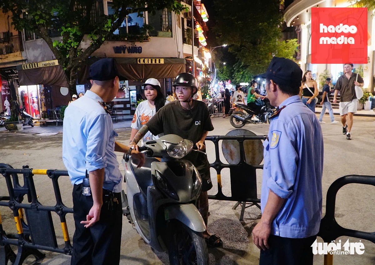 Người dân vào phố Đào Duy Từ bị buộc phải xuống dắt xe - Ảnh: PHẠM TUẤN