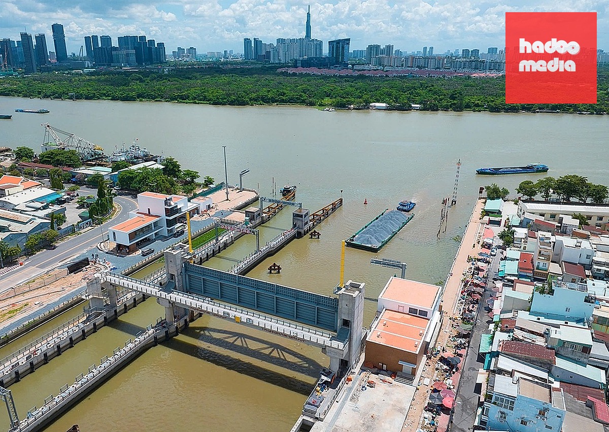 Cống ngăn triều Tân Thuân, một trong 6 cống lớn thuộc dự án, tháng 6/2026. Ảnh: Giang Anh