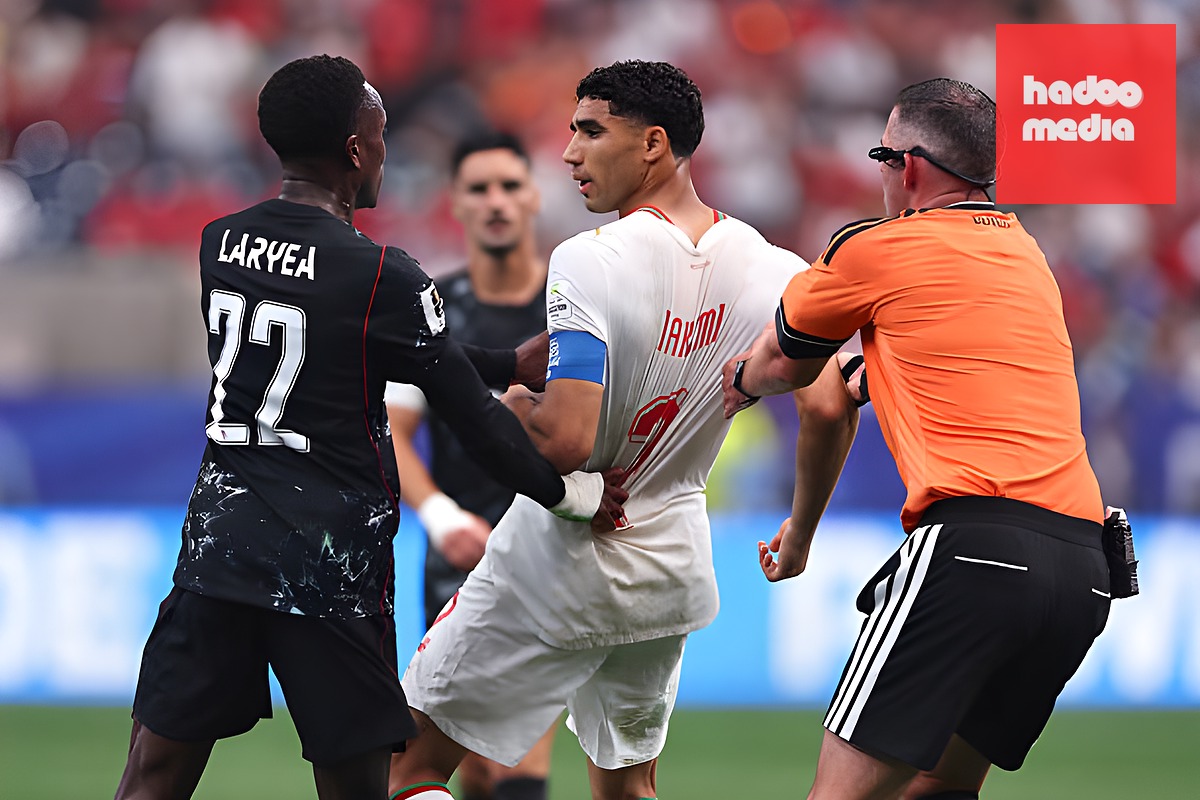 Thủ quân Morocco, Achraf Hakimi có tình huống tranh chấp với Richie Laryea bên phía Canada và hai bên đã có những xô xát, qua đó dẫn đến việc trọng tài Michael Oliver phải rút thẻ vàng để cảnh cáo bộ đôi này. Ảnh: Getty Images.