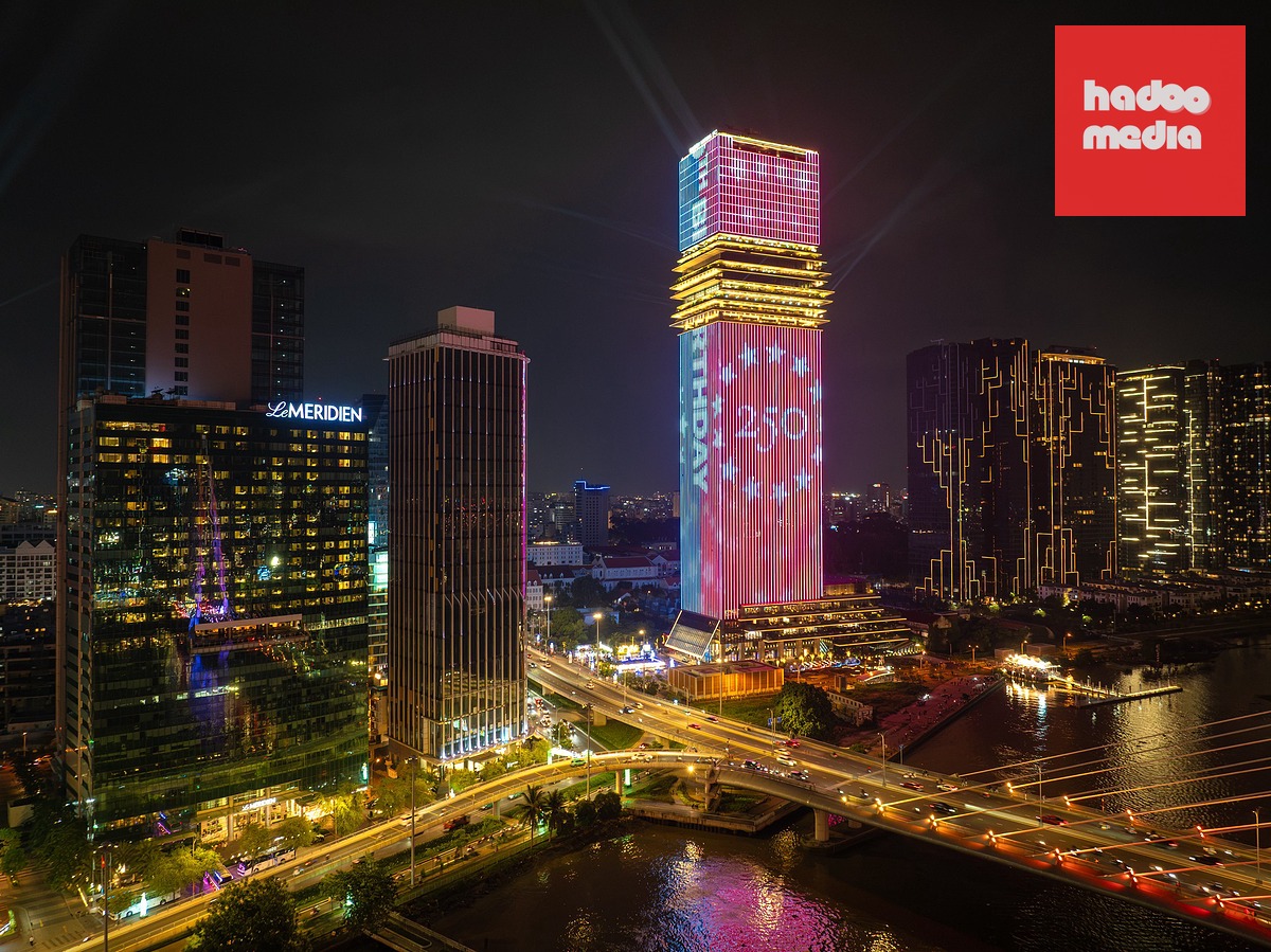 Toàn cảnh hoạt động trình chiếu ánh sáng trên tòa nhà Saigon Marina IFC nhân kỷ niệm 250 năm Quốc khánh Hợp chủng quốc Hoa Kỳ tối 4-7 - Ảnh: VĂN TRUNG