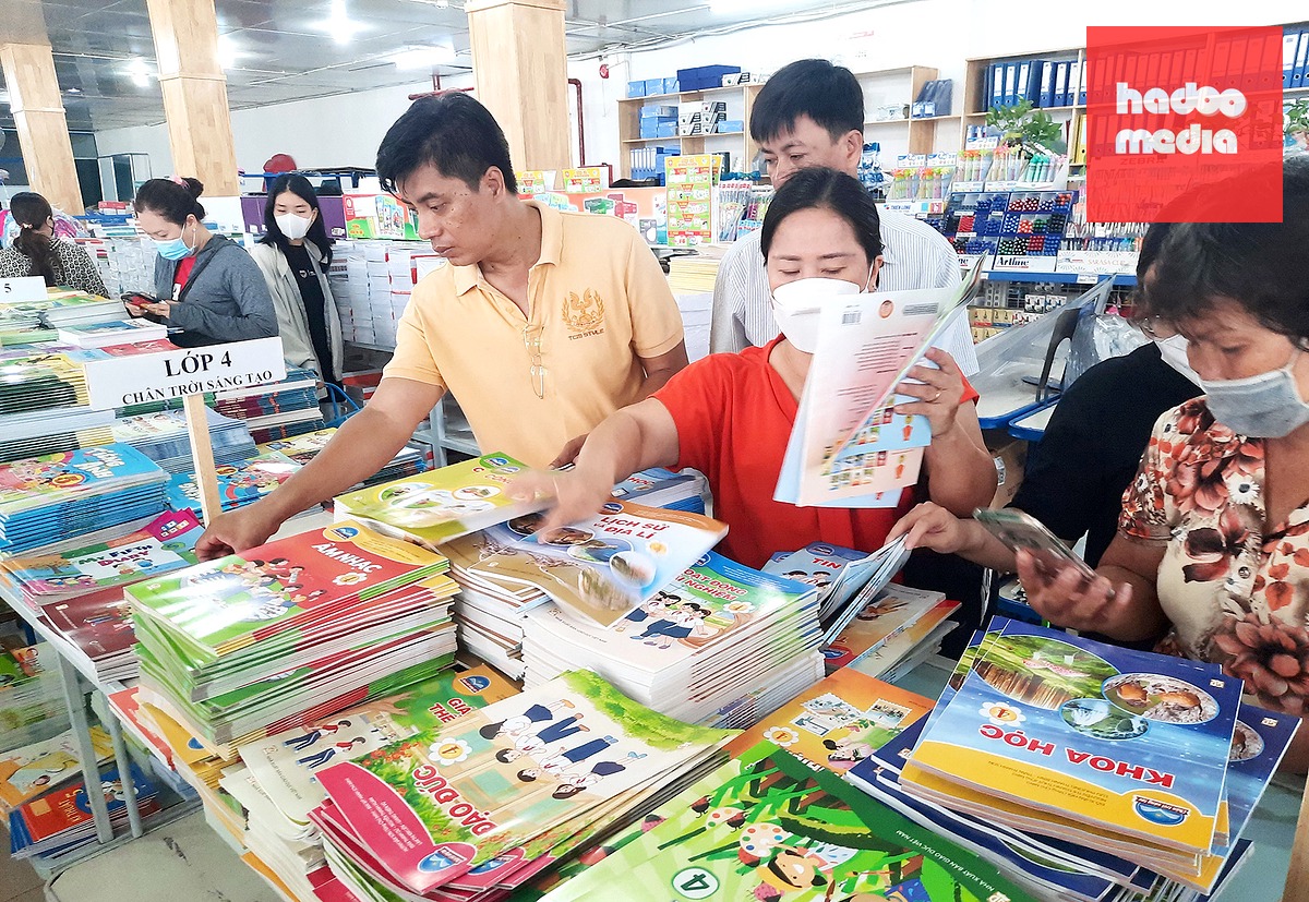 Phụ huynh và học sinh mua sách giáo khoa tại Công ty CP Sách và thiết bị trường học TP.HCM - Ảnh: NHƯ HÙNG