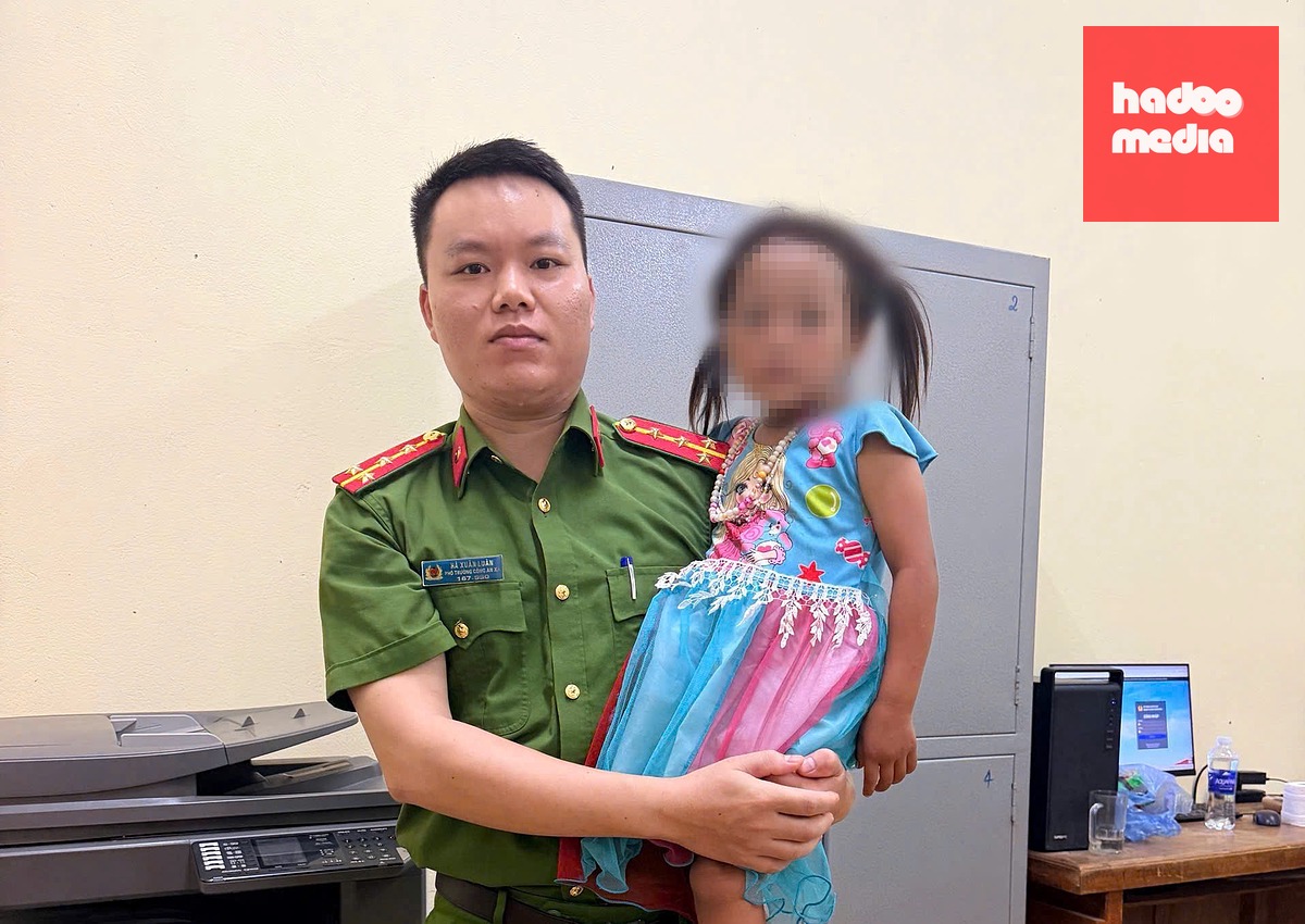 Lực lượng công an kịp thời giải cứu bé gái - Ảnh: Công an tỉnh Lào Cai
