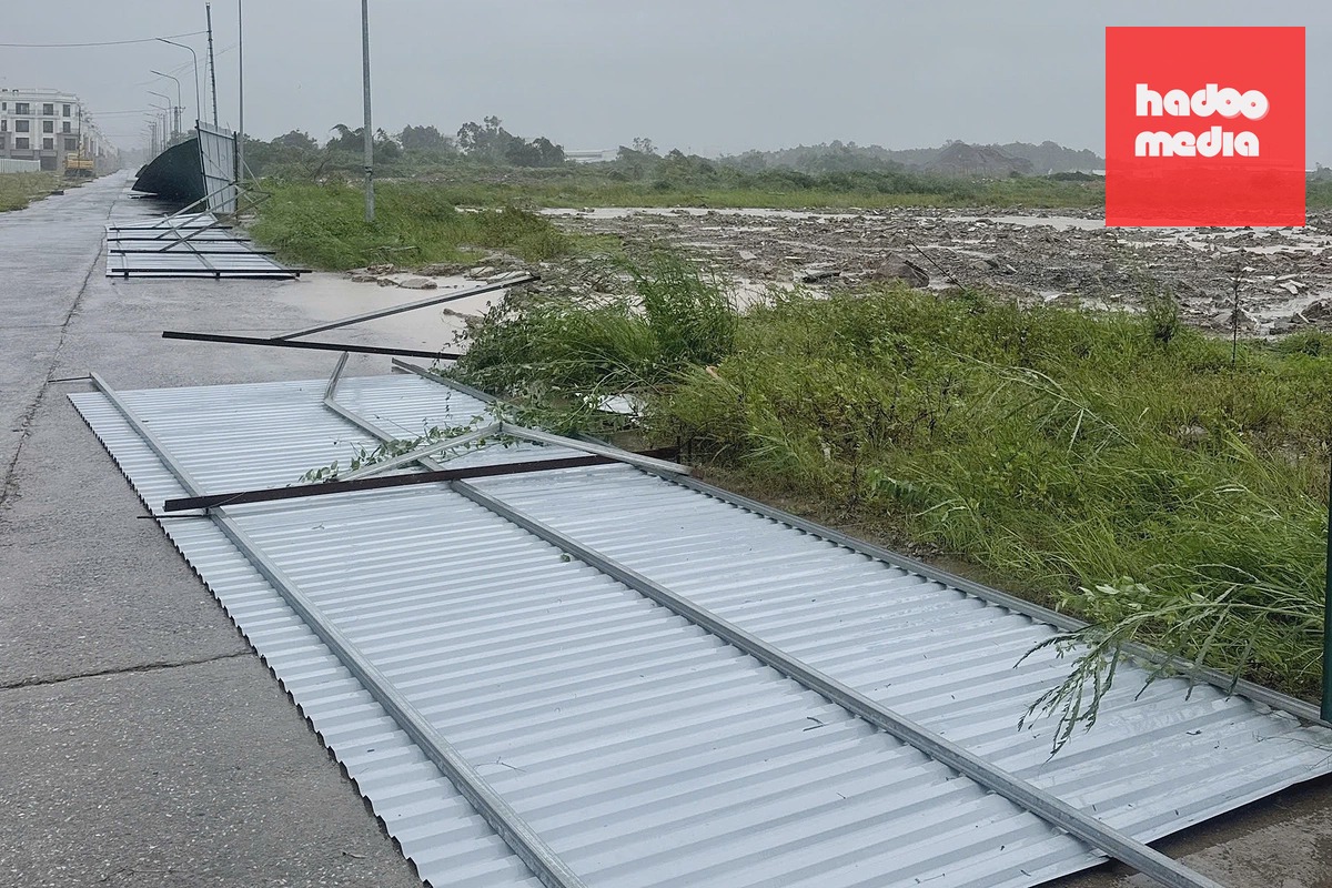 Bão Maysak gây ngập lụt và tốc mái nhà tại Móng Cái