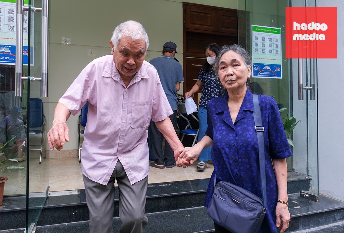 Người cao tuổi Hà Nội đi làm thủ tục gia hạn ủy quyền nhận lương hưu, tháng 6/2026. Ảnh: Thu Hương