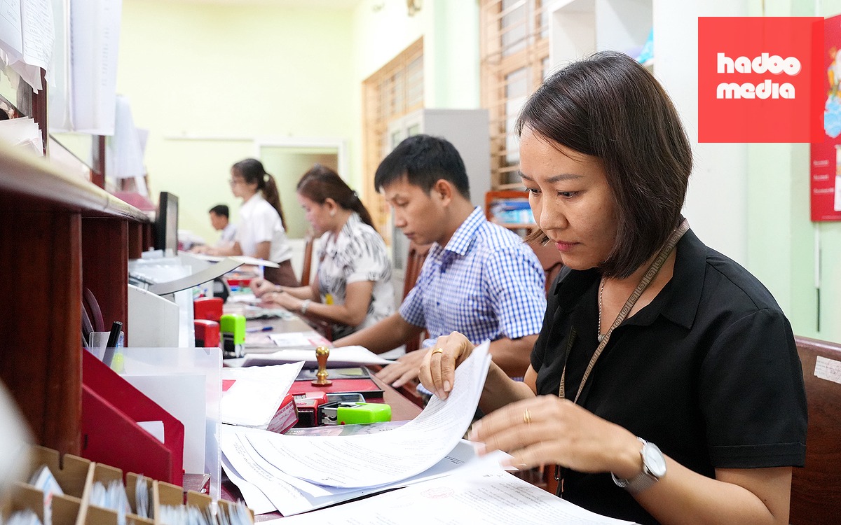 Cán bộ UBND phường ở TP.HCM giải quyết các hồ sơ thủ  tục hành chính - Ảnh: HỮU HẠNH
