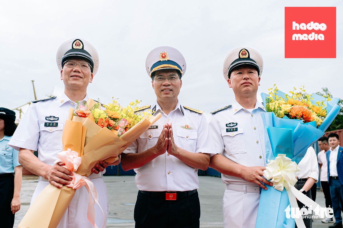 Đại tá, Phó tham mưu trưởng Bộ Tư lệnh Vùng 2 Hải quân Phạm Tiến Dũng (giữa) tặng hoa chào mừng lãnh đạo tàu Thích Kế Quang đến thăm và làm việc tại TP.HCM - Ảnh: THANH HIỆP