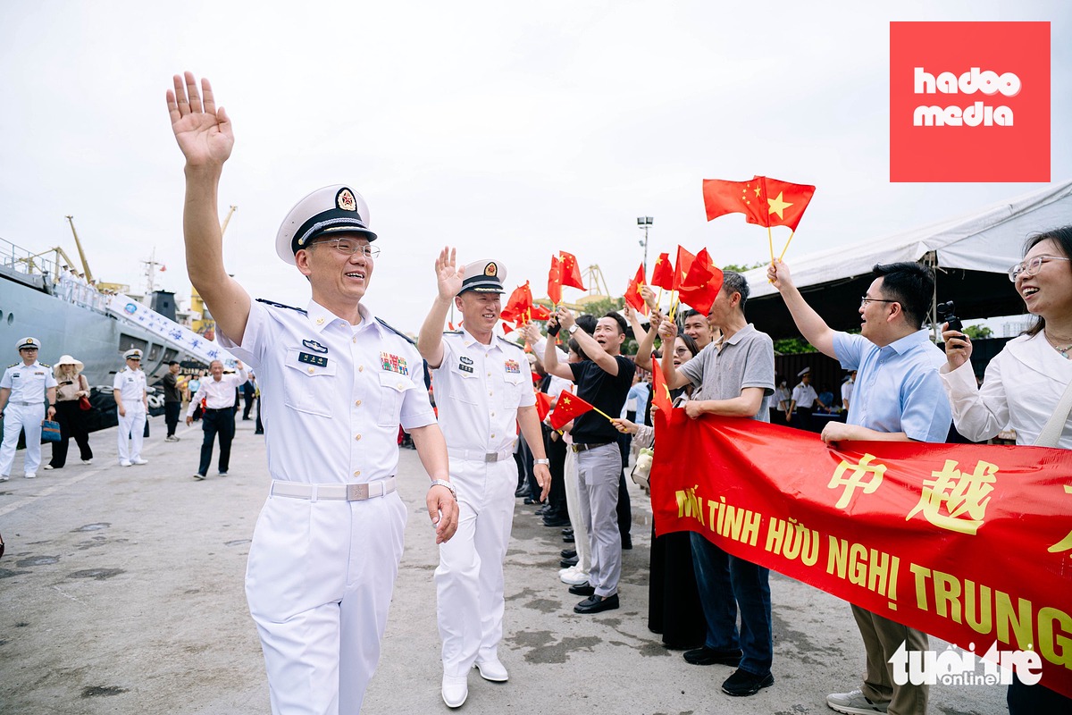 Đại tá Lưu Chiếm Phong (bìa trái) và Đại tá Hứa Kiến Quốc, chỉ huy Biên đội tàu 83 vẫy chào các đại biểu tham gia đón tàu - Ảnh: THANH HIỆP