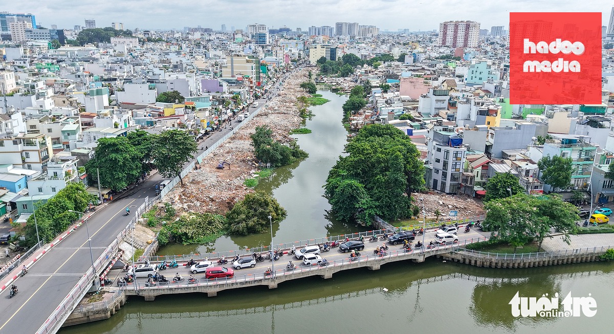 Với tổng vốn hơn 17.200 tỉ đồng, dự án cải tạo rạch Xuyên Tâm (từ kênh Nhiêu Lộc - Thị Nghè đến sông Vàm Thuật) sẽ chỉnh trang gần 9km tuyến rạch đi qua 4 phường của TP gồm: Gia Định, Bình Thạnh, Bình Lợi Trung và An Nhơn. Ảnh chụp gói thầu XL01 đoạn giao với kênh Nhiêu Lộc - Thị Nghè - Ảnh: THUẬN VĂN